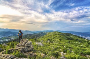 山顶旅人赏壮丽风景