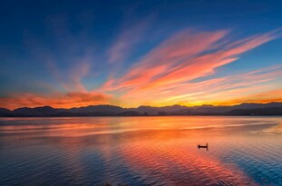 湖畔绚丽晚霞美景