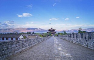 古桥风景 远处楼阁映蓝天