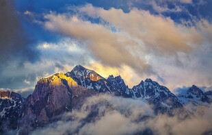 壮丽云海中的巍峨山峰