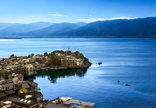宁静海边岩石与远山美景
