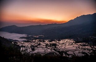 日暮下的山间村落美景