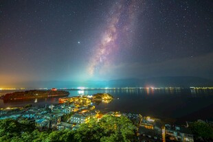 夜空下的璀璨星河与城市景