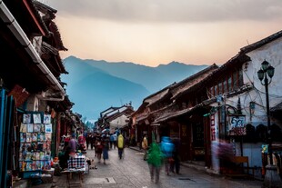 古街漫步 远山近景皆如画