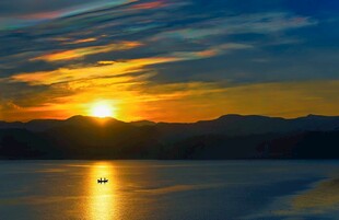 湖畔日落美景