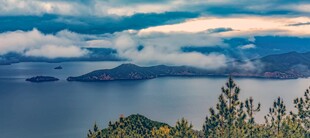 湖畔云景 远山近树
