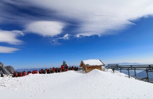 雪后山顶美景