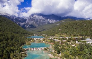 山间蓝湖美景