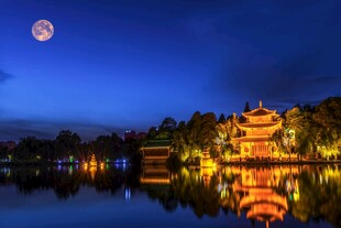 月夜湖畔古亭美景