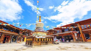 藏式寺院中的金色佛塔