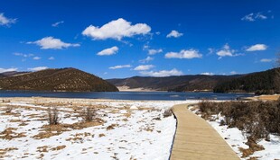 冬日雪后湖边漫步小路