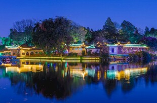 湖畔夜景 灯火映照古建筑