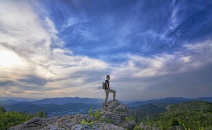 山顶行者 拥抱壮阔蓝天