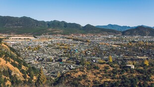 俯瞰山间城镇风光