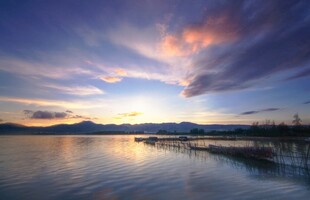 湖畔壮丽日落美景