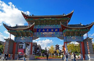 中式牌坊前的热闹景象