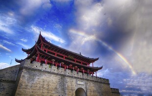 古城楼上空现绚丽彩虹
