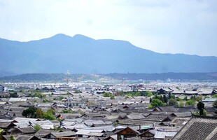 俯瞰城镇与远山美景