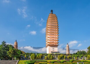 古塔矗立蓝天绿树间