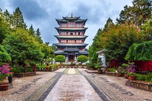 古雅宝塔映于葱郁园林间