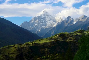 壮丽雪山与葱郁山林景观