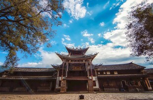 古建庙宇蓝天白云下的景致