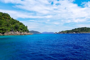碧海蓝天环绕的美丽海岛