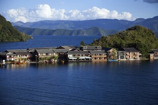 湖畔村落山水相依的美景