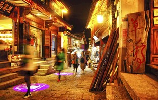古街夜景行人漫步赏风情