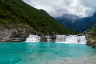 山间蓝绿色瀑布美景