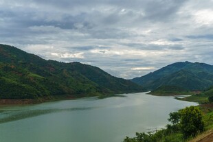 青山环绕的宁静湖泊