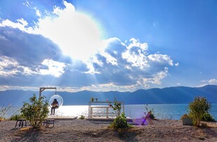 湖畔浪漫户外婚礼场景