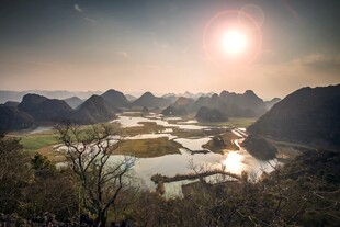 壮丽山水间的日出美景