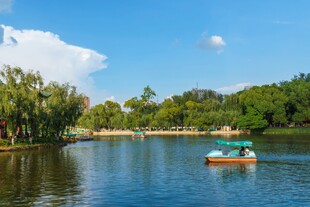 湖畔小船悠游的美丽景致
