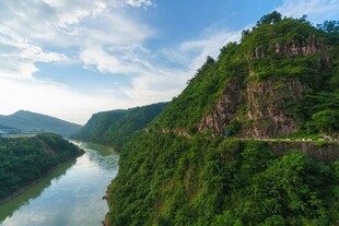 青山绿水间的壮美河谷风光