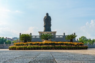 孔子雕像屹立于花坛广场