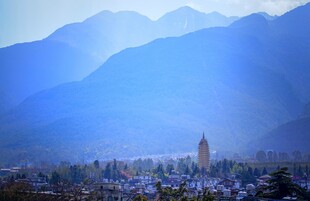 山城远景山峦与建筑相映