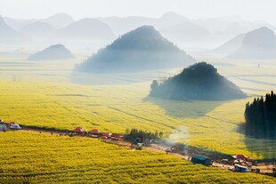 田园晨景山峦稻田相辉映