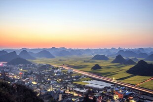 日出下的山水城镇美景