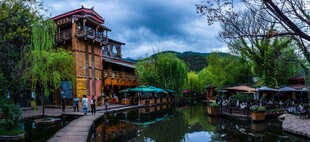 水乡河畔古朴建筑景观