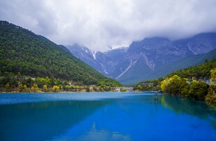梦幻蓝湖映青山