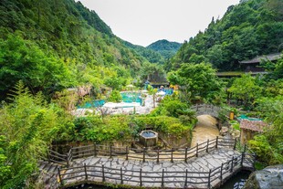 山间度假 自然美景相伴
