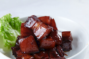 美味红烧肉摆于白碗中