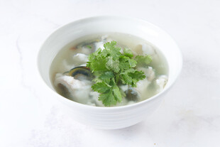 鲜香鱼片汤点缀翠绿香菜