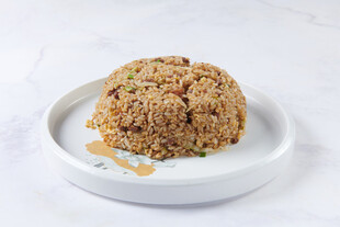 美味炒饭置于白色盘中