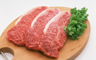 新鲜生牛肉牛排配欧芹