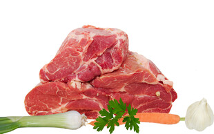 新鲜生肉与配菜组合
