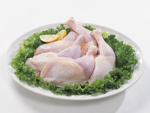 新鲜生鸡肉摆盘展示