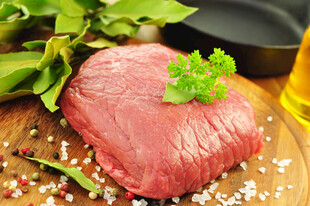 新鲜生牛肉搭配香草佐料