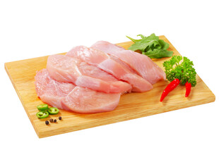 新鲜鸡胸肉配翠绿香料